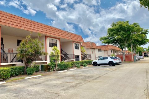 Condominio en alquiler en Miami, Florida, 3 dormitorios, 117.61 m2 № 1960152 - foto 1