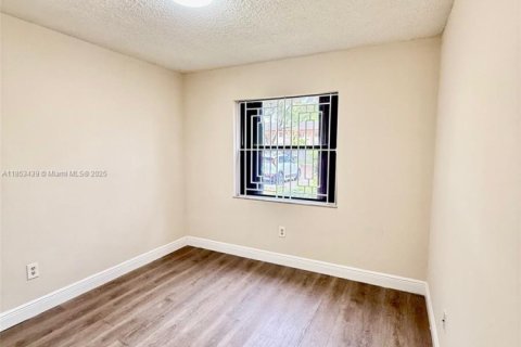 Condominio en alquiler en Miami, Florida, 3 dormitorios, 117.61 m2 № 1960152 - foto 13