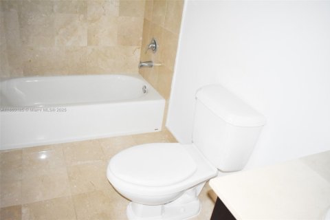 Condominio en alquiler en Coral Gables, Florida, 2 dormitorios, 90.12 m2 № 1886603 - foto 8