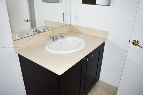 Condominio en alquiler en Coral Gables, Florida, 2 dormitorios, 90.12 m2 № 1886603 - foto 3