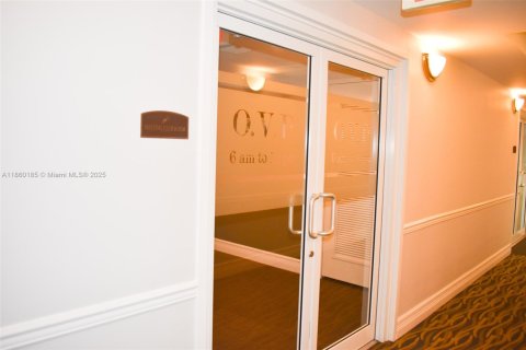 Condominio en alquiler en Coral Gables, Florida, 2 dormitorios, 90.12 m2 № 1886603 - foto 23