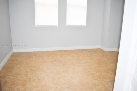Condominio en alquiler en Coral Gables, Florida, 2 dormitorios, 90.12 m2 № 1886603 - foto 10