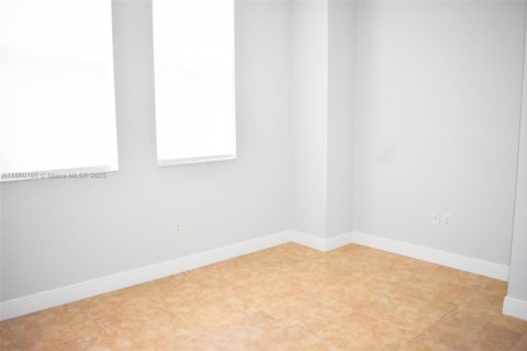 Condominio en alquiler en Coral Gables, Florida, 2 dormitorios, 90.12 m2 № 1886603 - foto 9