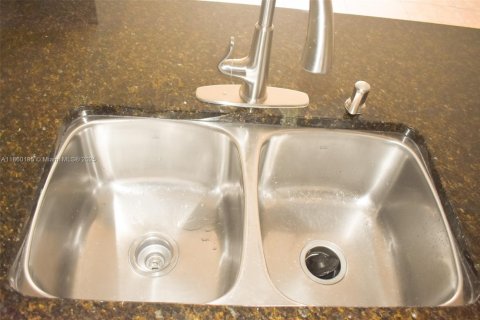 Condominio en alquiler en Coral Gables, Florida, 2 dormitorios, 90.12 m2 № 1886603 - foto 2