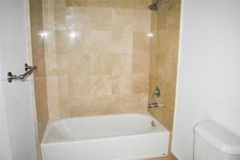 Condominio en alquiler en Coral Gables, Florida, 2 dormitorios, 90.12 m2 № 1886603 - foto 7