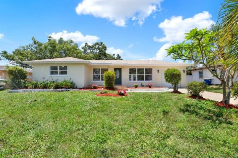 House in Clearwater, Florida 4 bedrooms, 127.93 sq.m. № 1806849 - photo 1