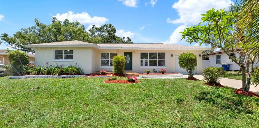 House in Clearwater, Florida 4 bedrooms, 127.93 sq.m. № 1806849