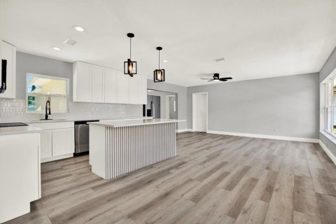 House in Clearwater, Florida 4 bedrooms, 127.93 sq.m. № 1806849 - photo 2