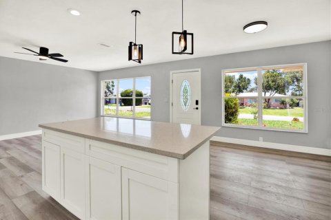 House in Clearwater, Florida 4 bedrooms, 127.93 sq.m. № 1806849 - photo 8