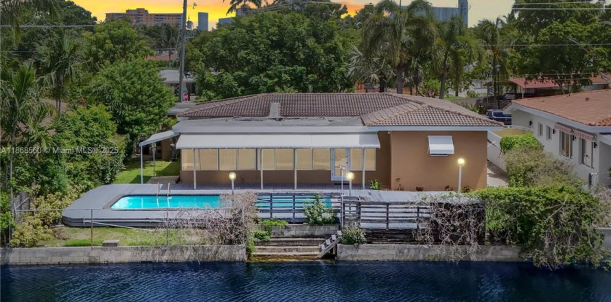 House in North Miami, Florida 3 bedrooms, 202.43 sq.m. № 1895509