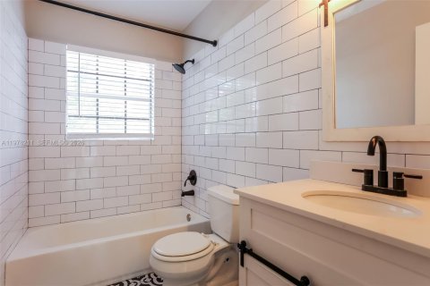 House in Coral Springs, Florida 4 bedrooms, 182.18 sq.m. № 2042051 - photo 13