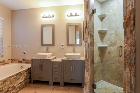 House in Coral Springs, Florida 4 bedrooms, 182.18 sq.m. № 2042051 - photo 12