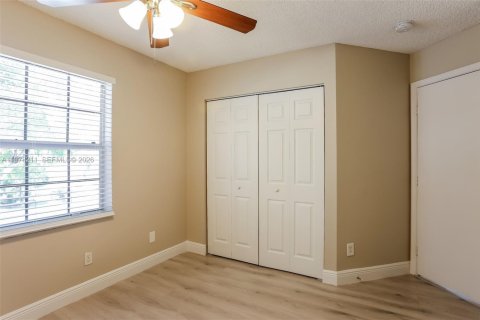 House in Coral Springs, Florida 4 bedrooms, 182.18 sq.m. № 2042051 - photo 9