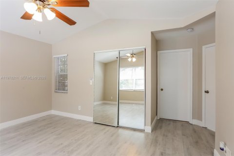 House in Coral Springs, Florida 4 bedrooms, 182.18 sq.m. № 2042051 - photo 7