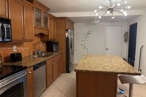 Touwnhouse à vendre à Miami, Floride: 3 chambres, 196.95 m2 № 2006067 - photo 6