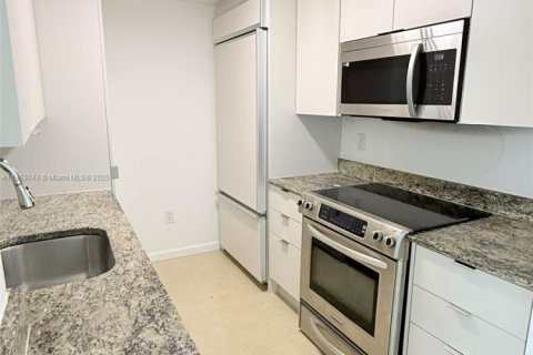 Condo in Bal Harbour, Florida, 2 bedrooms  № 1871710 - photo 7