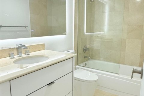 Condo in Bal Harbour, Florida, 2 bedrooms  № 1871710 - photo 10