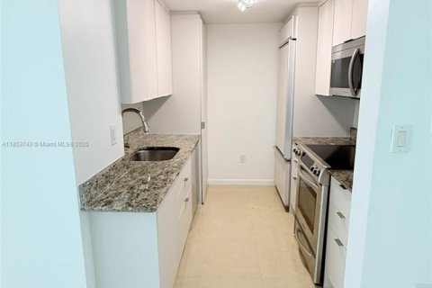 Condo in Bal Harbour, Florida, 2 bedrooms  № 1871710 - photo 5