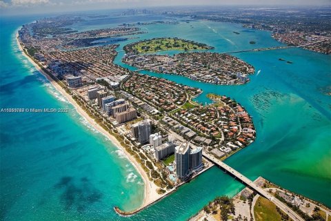 Condo in Bal Harbour, Florida, 2 bedrooms  № 1871710 - photo 1