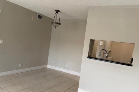 Condo in Coral Springs, Florida, 2 bedrooms № 2242630 - photo 16