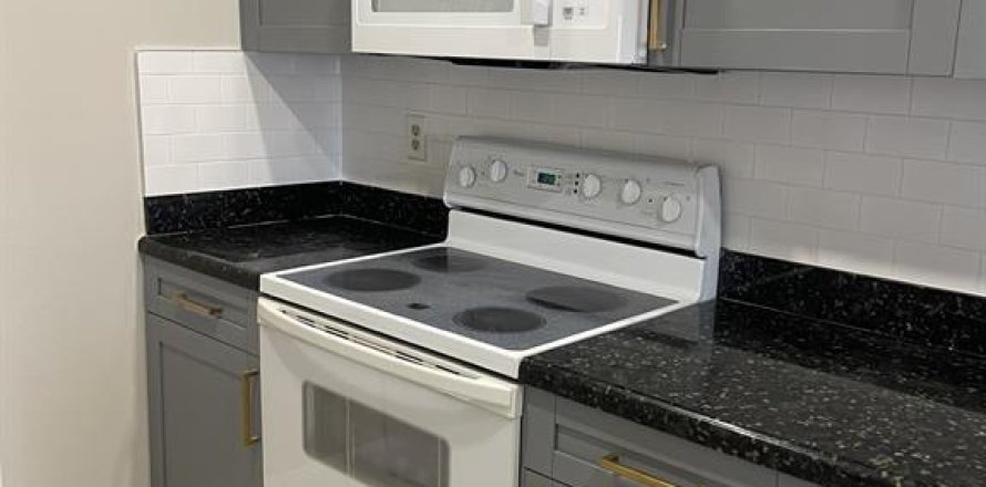 Condo in Coral Springs, Florida, 2 bedrooms № 2242630