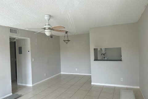 Condo in Coral Springs, Florida, 2 bedrooms № 2242630 - photo 2