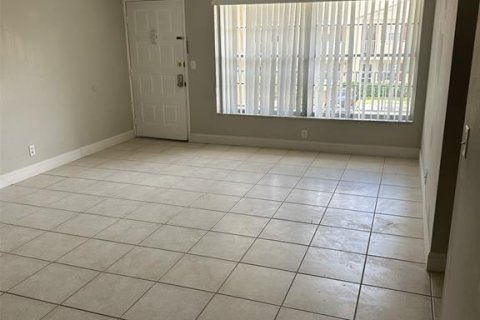 Condo in Coral Springs, Florida, 2 bedrooms № 2242630 - photo 3
