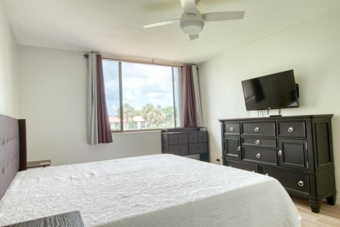 Condo in Lake Worth, Florida, 2 bedrooms № 2181637 - photo 11