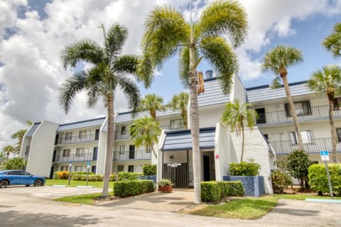 Condo in Lake Worth, Florida, 2 bedrooms № 2181637 - photo 5