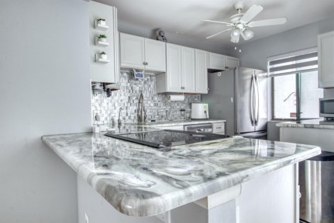 Condo in Lake Worth, Florida, 2 bedrooms № 2181637 - photo 6