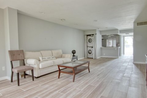 Condo in Lake Worth, Florida, 2 bedrooms № 2181637 - photo 9