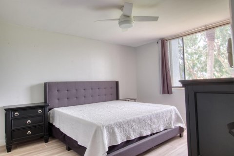 Condo in Lake Worth, Florida, 2 bedrooms № 2181637 - photo 10