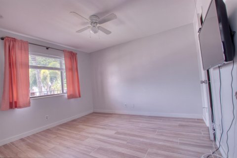 Condo in Lake Worth, Florida, 2 bedrooms № 2181637 - photo 13