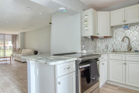 Condo in Lake Worth, Florida, 2 bedrooms № 2181637 - photo 4