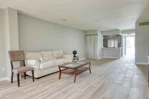 Condo in Lake Worth, Florida, 2 bedrooms № 2181637 - photo 8