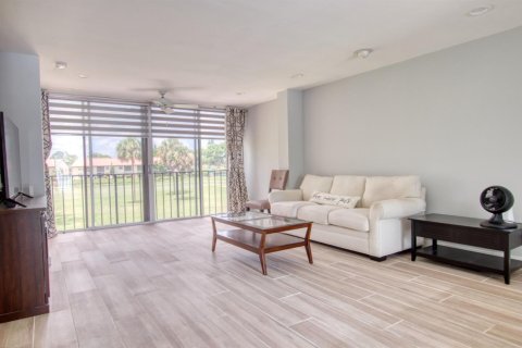 Condo in Lake Worth, Florida, 2 bedrooms № 2181637 - photo 3