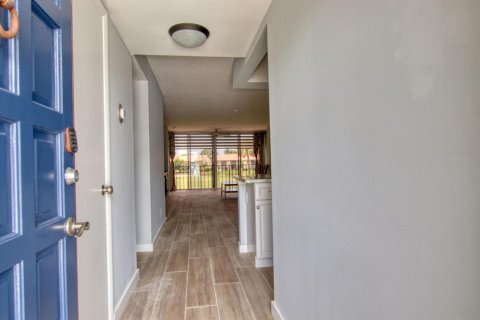 Condo in Lake Worth, Florida, 2 bedrooms № 2181637 - photo 2