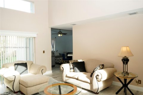 House in Miramar, Florida 3 bedrooms, 193.98 sq.m. № 1462013 - photo 11