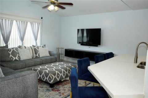 House in Miramar, Florida 3 bedrooms, 193.98 sq.m. № 1462013 - photo 6