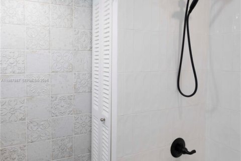 Купить кондоминиум в Норт-Майами, Флорида 2 спальни, 97.55м2, № 2050300 - фото 17