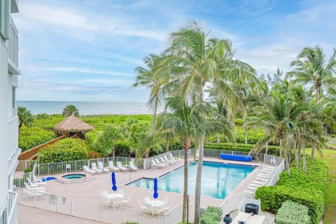 Condo in Hutchinson Island South, Florida, 2 bedrooms  № 1226966 - photo 1