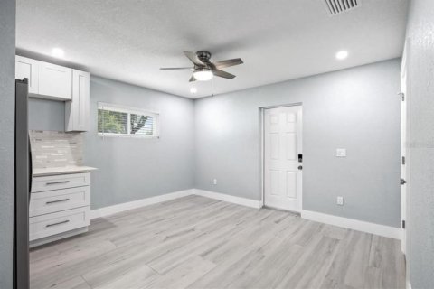 Villa ou maison à vendre à Tampa, Floride: 5 chambres, 167.13 m2 № 2405605 - photo 2
