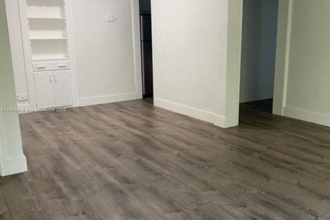 Villa ou maison à louer à Miami Beach, Floride: 1 chambre, 72.46 m2 № 2016205 - photo 2