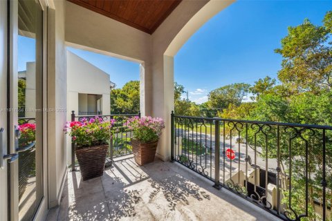 Купить таунхаус в Майами, Флорида 3 спальни, 288.37м2, № 1972926 - фото 30