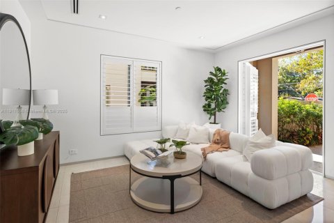 Купить таунхаус в Майами, Флорида 3 спальни, 288.37м2, № 1972926 - фото 17