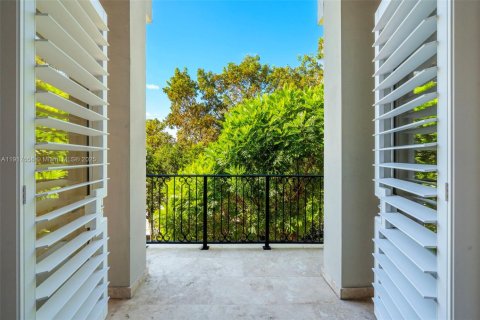 Купить таунхаус в Майами, Флорида 3 спальни, 288.37м2, № 1972926 - фото 28