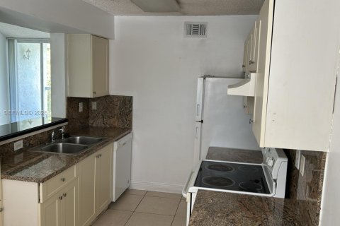 Condo in Doral, Florida, 2 bedrooms  № 2428166 - photo 7