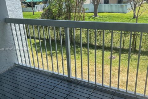 Condo in Doral, Florida, 2 bedrooms  № 2428166 - photo 2