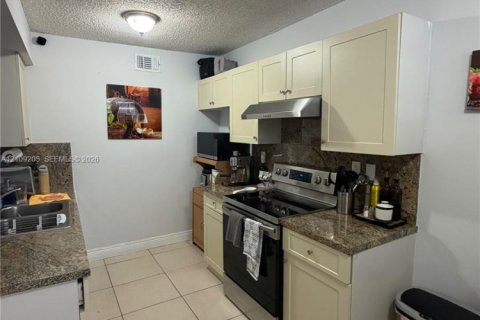Condo in Doral, Florida, 2 bedrooms  № 2428166 - photo 19