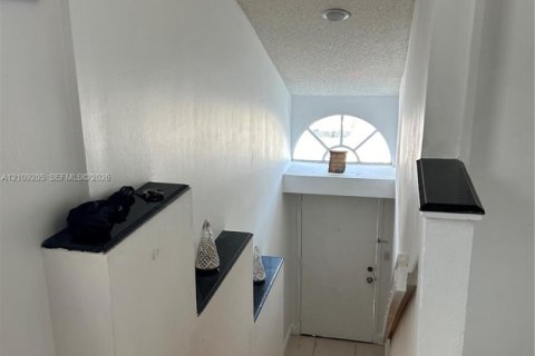 Condo in Doral, Florida, 2 bedrooms  № 2428166 - photo 3